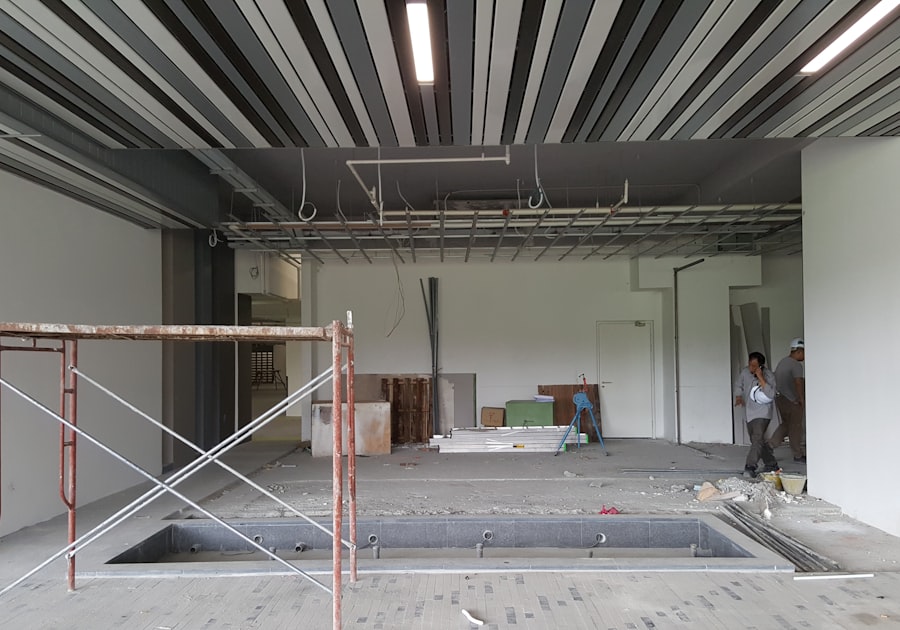 Profissional no interior de uma obra de construção civil de grande porte